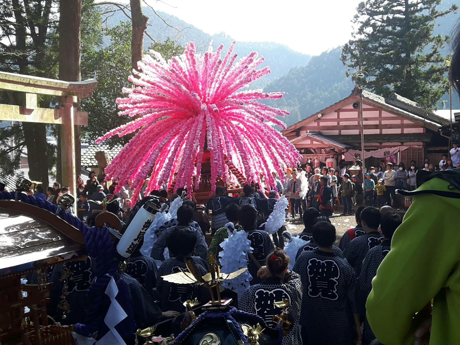 飛騨金山祭りのシンボルお神輿を大改修 西暦901年創建の神社のお祭りを