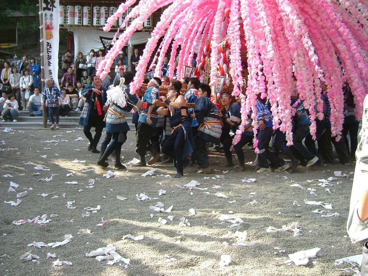 飛騨金山祭りのシンボルお神輿を大改修 西暦901年創建の神社のお祭りを