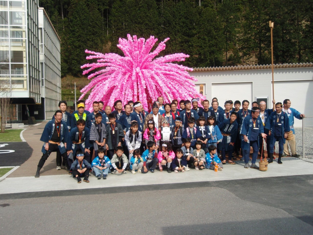 飛騨金山祭りのシンボルお神輿を大改修 西暦901年創建の神社のお祭りを